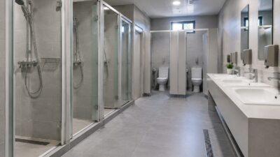 Бытовка под душевые и санузлы на объекте: как оборудовать